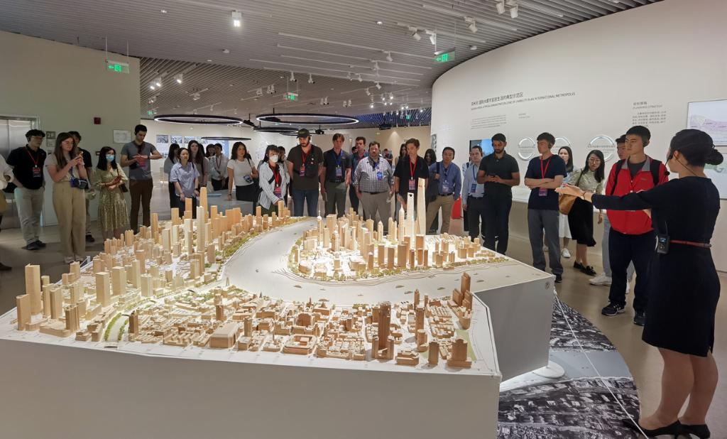 中美青年在上海交流科創(chuàng)新趨勢新亮點(圖2) 中美青年在上海交流科創(chuàng)新趨勢新亮點(圖2)