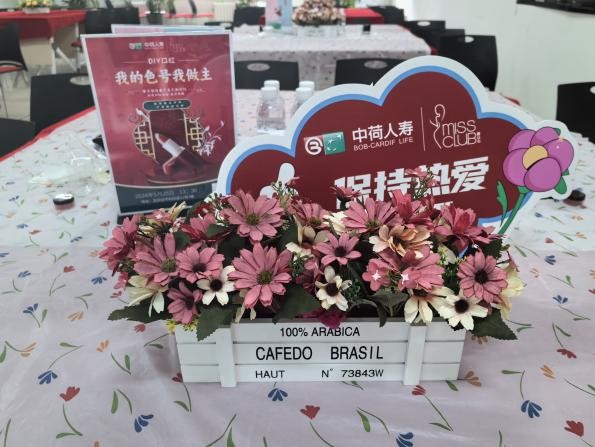 絢麗夏日綻放女性魅力 ——中荷人壽大連分公司舉辦口紅DIY蜜絲會活動(圖2) 絢麗夏日綻放女性魅力 ——中荷人壽大連分公司舉辦口紅DIY蜜絲會活動(圖2)