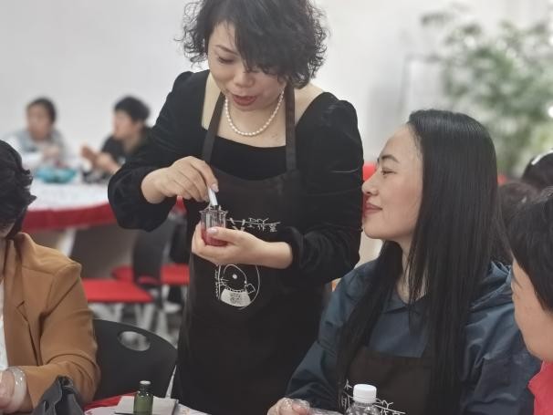 絢麗夏日綻放女性魅力  ——中荷人壽大連分公司舉辦口紅DIY蜜絲會(huì)活動(dòng)