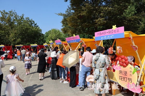 居民游園共慶“書(shū)香文化節(jié)” 居民游園共慶“書(shū)香文化節(jié)”(圖1)