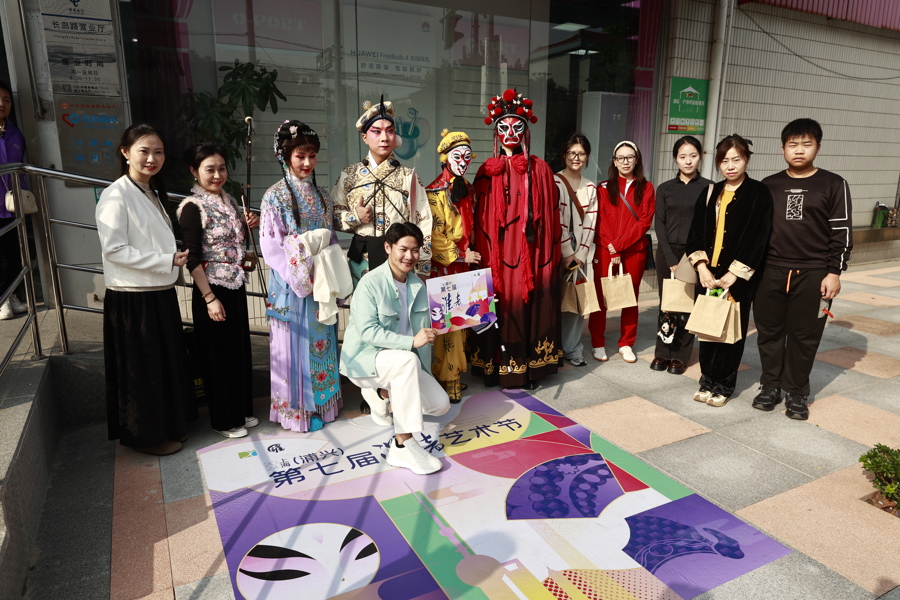 在上海街頭看戲，這樣的打卡方式不尋常！