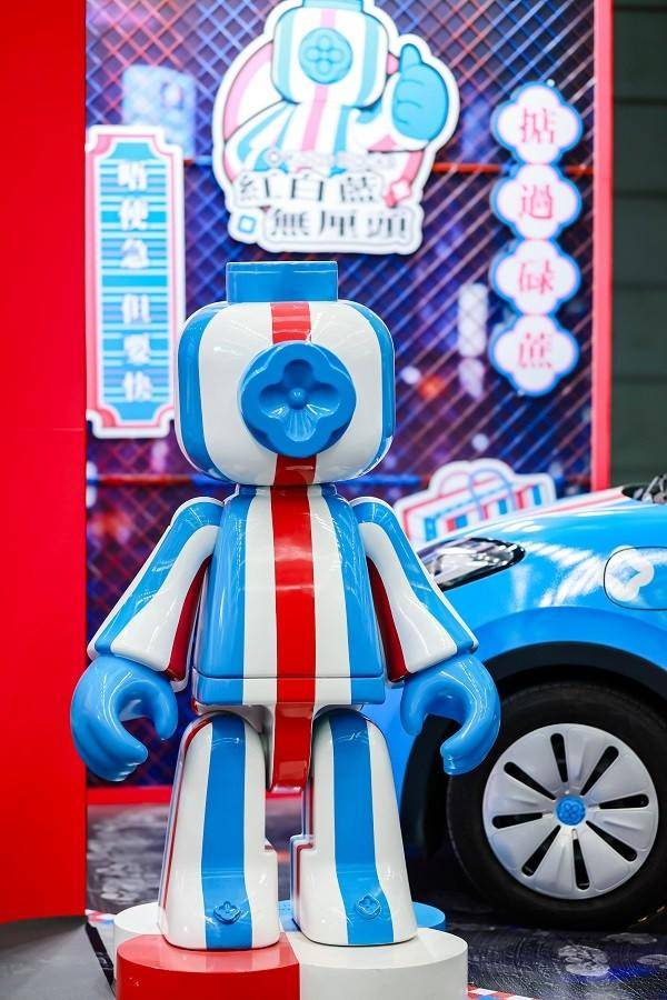 佳樂(lè)專旗下粵港澳大灣區(qū)文旅IP紅白藍(lán)無(wú)厘頭亮相深圳國(guó)際車展，解鎖潮流愛(ài)車新場(chǎng)景(圖5)