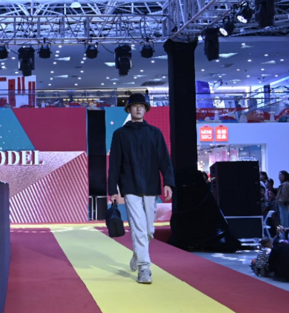 劉昭康閃耀亮相上海時裝周，并參與中國時尚模特大賽