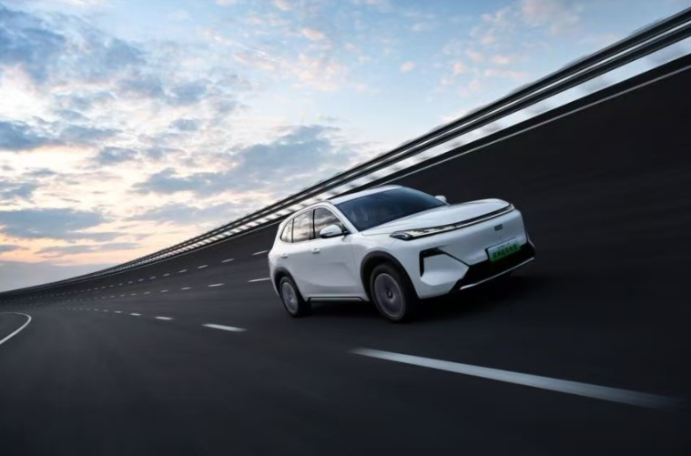 吉利雷神EM - i超級(jí)電混：創(chuàng)新驅(qū)動(dòng)，引領(lǐng)電混未來(lái)