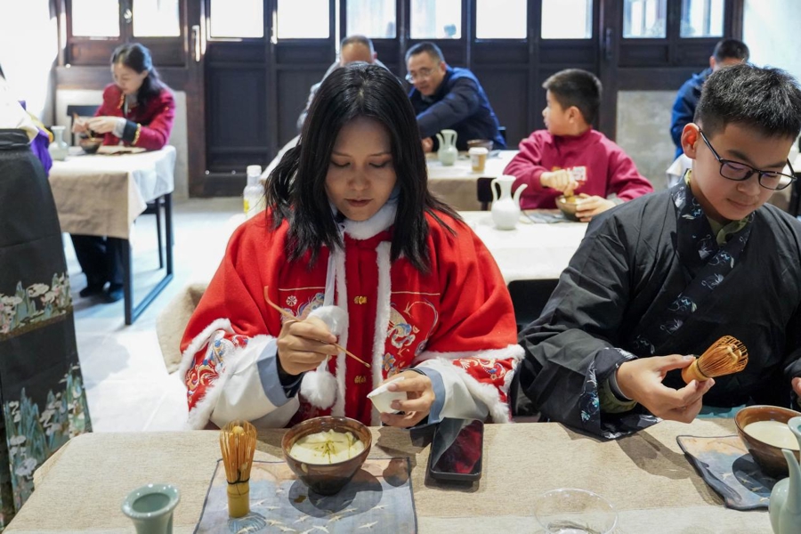 穿漢服、體驗點茶、投壺……老外也來“鬧元宵”了(圖1)