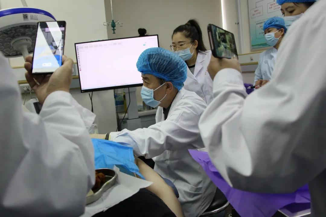 朗豪醫(yī)療集團(tuán)肌骨超聲培訓(xùn)落地葫蘆島中心醫(yī)院 開創(chuàng)精準(zhǔn)診療新紀(jì)元(圖19) 朗豪醫(yī)療集團(tuán)肌骨超聲培訓(xùn)落地葫蘆島中心醫(yī)院 開創(chuàng)精準(zhǔn)診療新紀(jì)元(圖19)