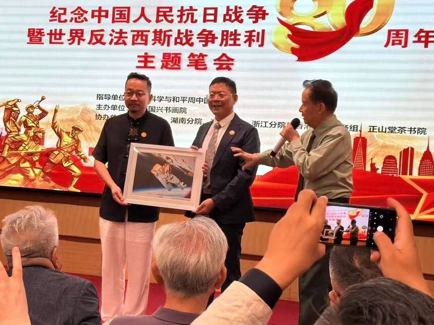 紀(jì)念中國人民抗日戰(zhàn)爭勝利80周年主題筆會(huì)在京舉辦(圖11) 紀(jì)念中國人民抗日戰(zhàn)爭勝利80周年主題筆會(huì)在京舉辦(圖11)