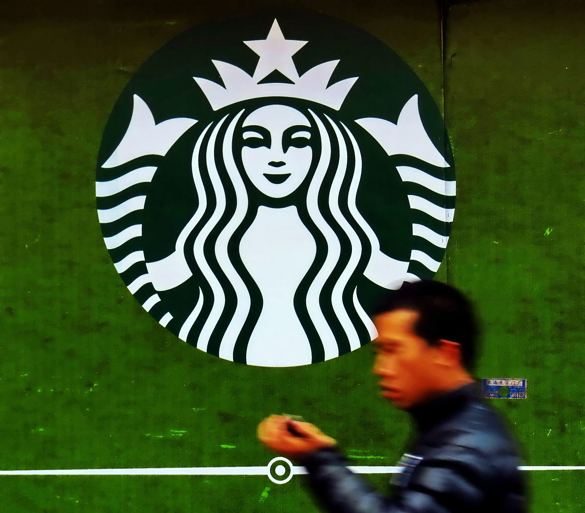 星巴克中國(guó)困局：低價(jià)圍剿下的絕地反擊與戰(zhàn)略迷思  