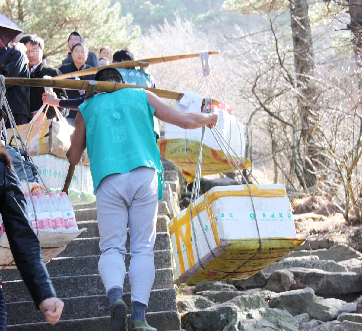263斤男子豪擲2.2萬元 9名轎夫抬滑竿征服峨眉山42公里