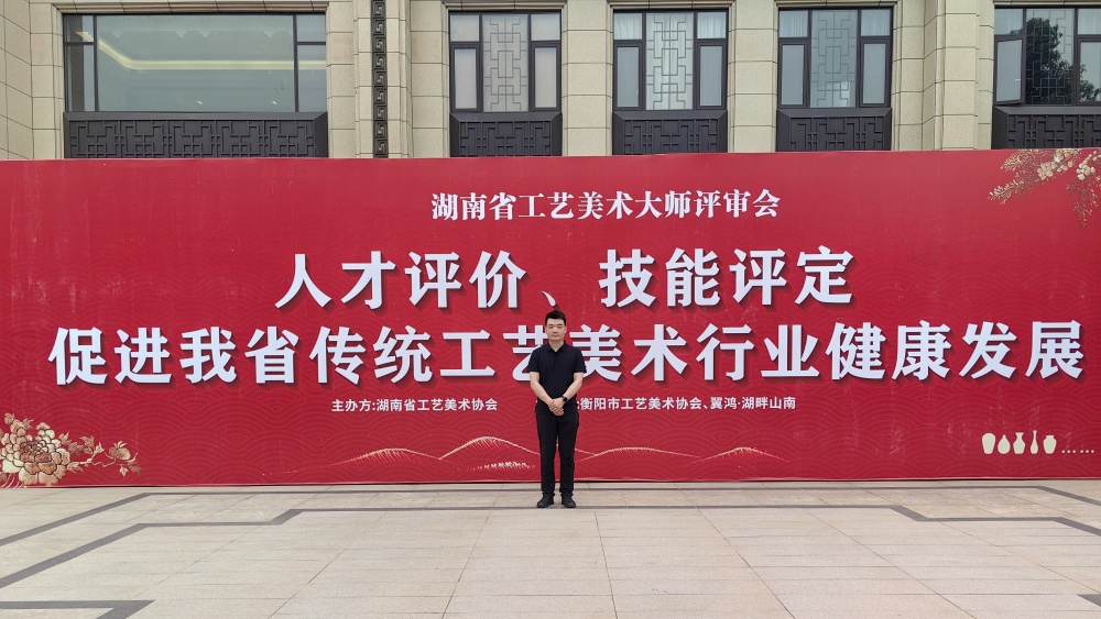 木雕藝術(shù)家龍?。阂缘稙楣P，傳承千年匠心