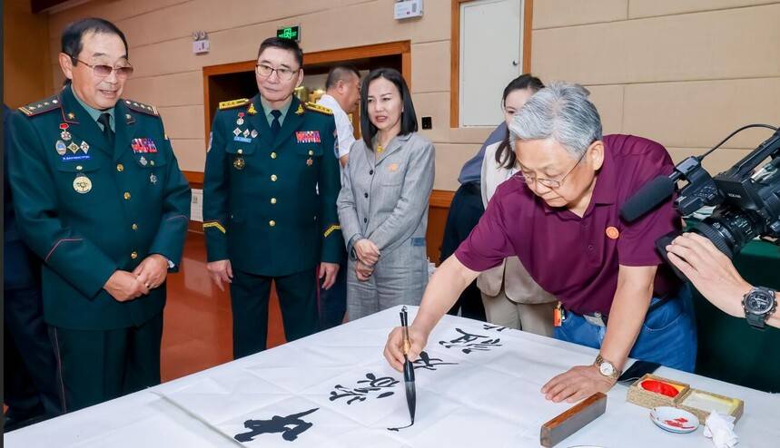 中聯(lián)國興書畫院與蒙古國軍人聯(lián)合會(huì)文化交流聯(lián)誼會(huì)在京舉辦(圖12) 中聯(lián)國興書畫院與蒙古國軍人聯(lián)合會(huì)文化交流聯(lián)誼會(huì)在京舉辦(圖12)