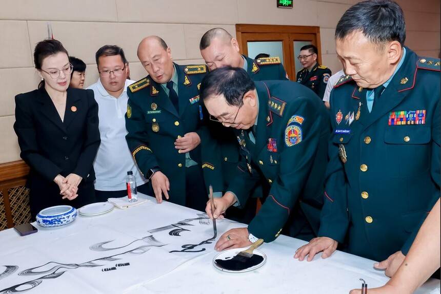 中聯(lián)國興書畫院與蒙古國軍人聯(lián)合會(huì)文化交流聯(lián)誼會(huì)在京舉辦(圖13) 中聯(lián)國興書畫院與蒙古國軍人聯(lián)合會(huì)文化交流聯(lián)誼會(huì)在京舉辦(圖13)