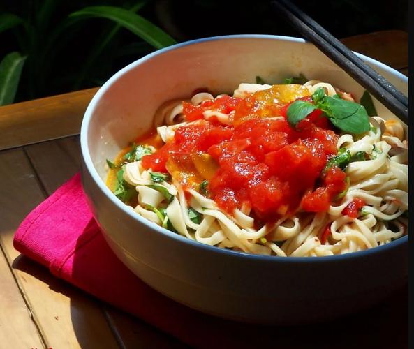 一碗6600萬(wàn)人熱愛(ài)的番茄湯面:解碼中國(guó)人的紅色面食情結(jié) (圖1) 一碗6600萬(wàn)人熱愛(ài)的番茄湯面:解碼中國(guó)人的紅色面食情結(jié) (圖1)