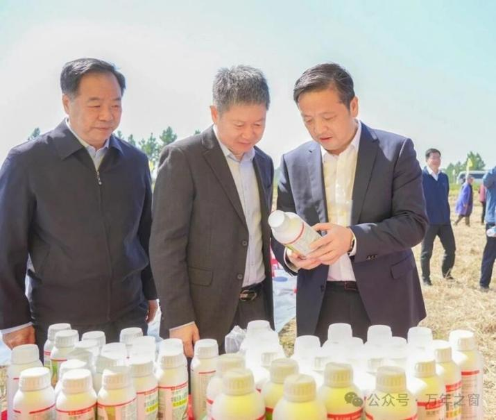 魯花“樂(lè)地生”花生蛋白肽水溶肥水稻測(cè)產(chǎn)觀摩會(huì)在江西萬(wàn)年舉行(圖9) 魯花“樂(lè)地生”花生蛋白肽水溶肥水稻測(cè)產(chǎn)觀摩會(huì)在江西萬(wàn)年舉行(圖9)