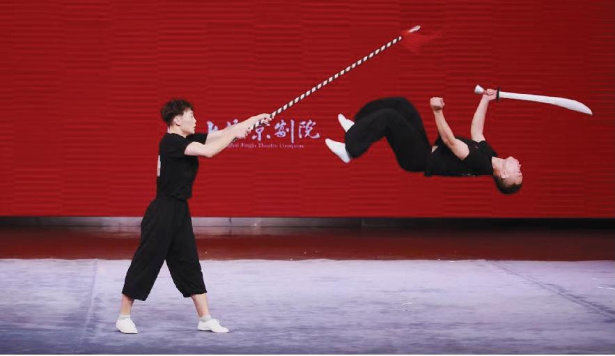 聚光燈旁的綠葉，成就“非一人之戲劇”